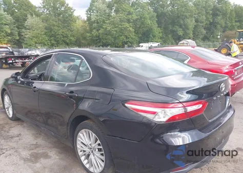2018 Toyota Camry Xle z USA, uszkodzony, nr VIN 4T1B11HK3JU069451